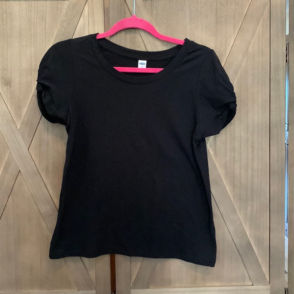 Old Navy Black Tee size XS - twist accent on sleeves